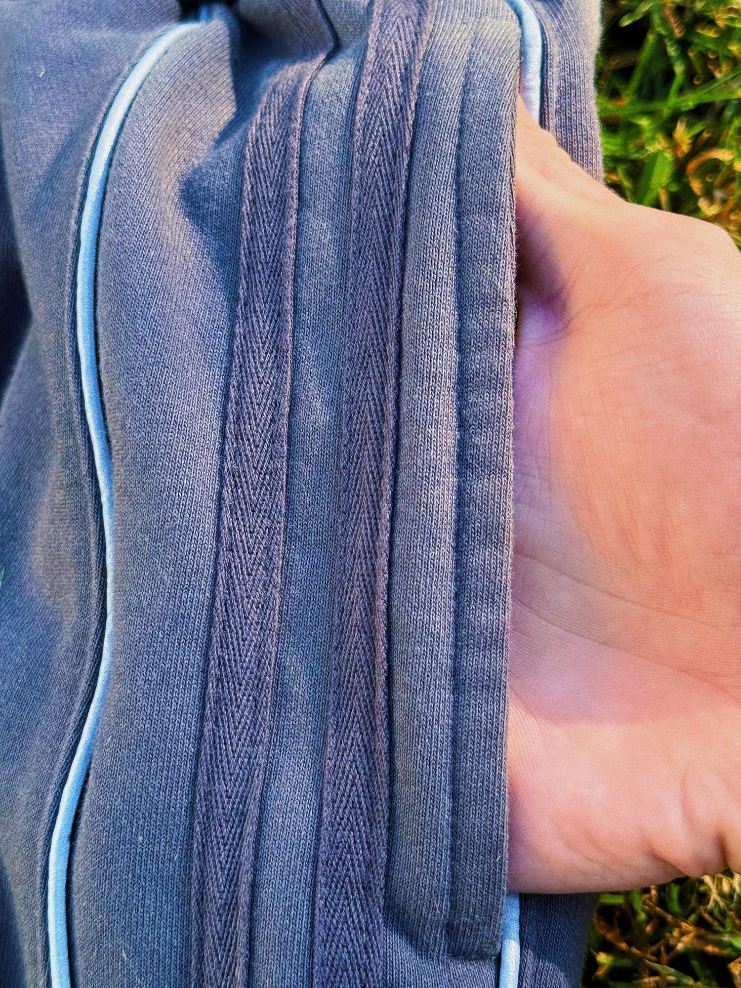 Heavy fabric and reflective stripe on the sweats